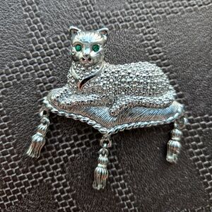Vintage Royal Cat on tassel Pillow brooch pin Emerald eyes designer Avon